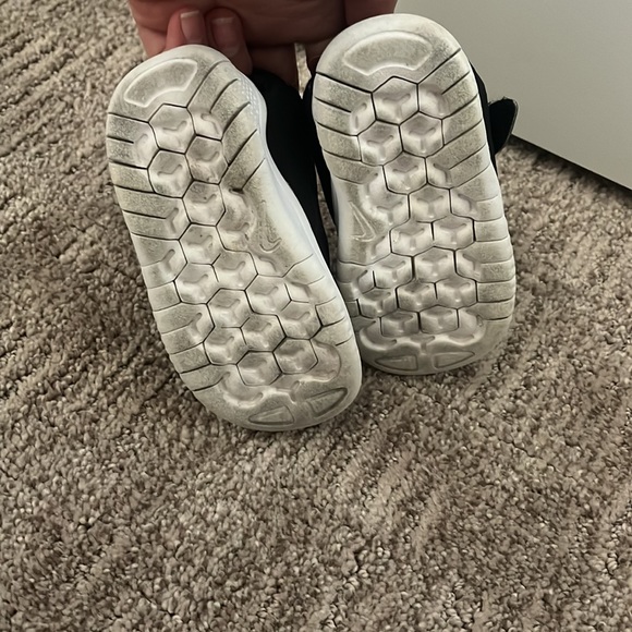 Red and black Childs 6C sneakers - Picture 3 of 5